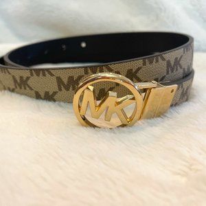Michael Kors Twist Reversible Leather Belt Medium black and signature pattern